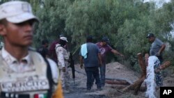 Voluntarios drenan agua de una mina de carbón inundada y colapsada donde los mineros están atrapados en Sabinas, estado de Coahuila, México, el jueves 4 de agosto de 2022. El derrumbe ocurrió después de que los mineros atravesaran un área vecina llena de agua el miércoles, dijeron las autoridades. (Foto AP/Alfredo Lara)