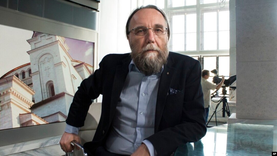 Arhiva -Aleksandar Dugin, ruski politički komentator, sedi u studiju svoje TV u Moskvu, 11. avgusta 2022.