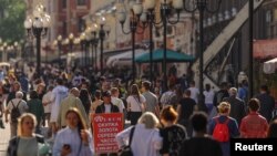 La altamente transitada calle Arbat, en el centro de Moscú, capital de Rusia, el 8 de junio de 2022.