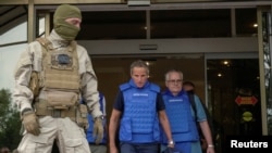 라파엘 그로시(가운데) 국제원자력기구(IAEA) 사무총장과 시찰단원들이 1일 우크라이나 자포리자 시내 호텔에서 원자력발전소로 향하고 있다.