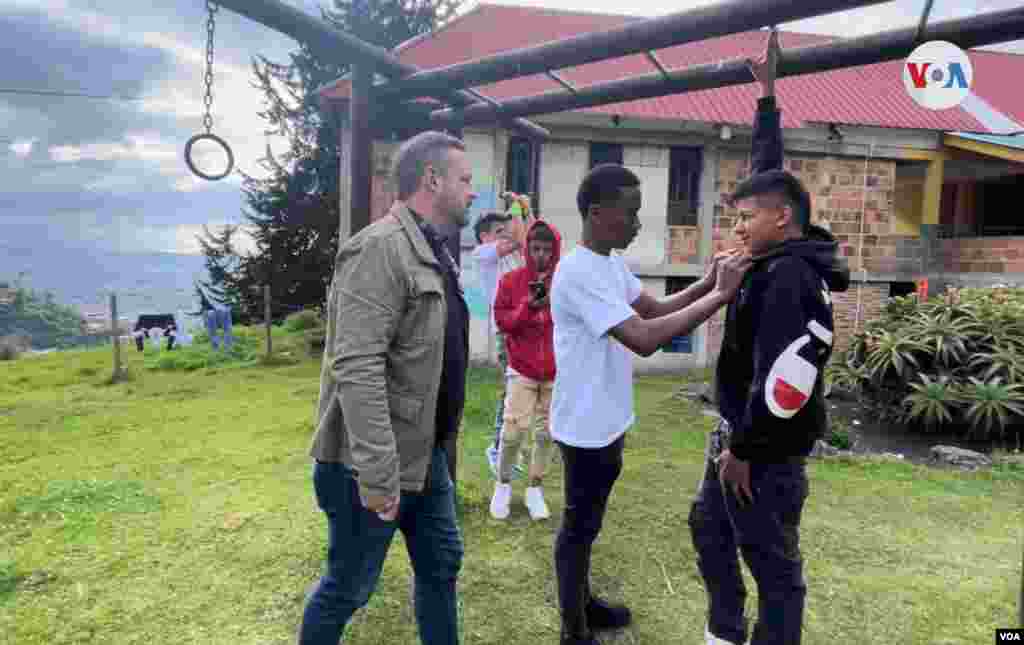 Política, paz, ciencia, deporte y muchos temas más son tratados por estos jóvenes, a través de sus piezas periodísticas. [Foto: Karen Sánchez, VOA]