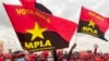 Apoiantes do MPLA exibem bandeiras do partido no comício de encerramento de campanha eleitoral. Camama, Luanda. AGOSTO 2022