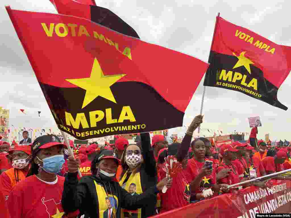 Apoiantes do MPLA exibem bandeiras do partido no comício de encerramento de campanha eleitoral. Camama, Luanda.