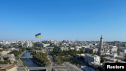 La bandera nacional de Ucrania ondea en el centro de Kharkiv durante un largo toque de queda, mientras continúa el ataque de Rusia contra Ucrania, Ucrania 23 de agosto de 2022. REUTERS/Vitalii Hnidyi