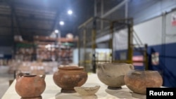 Las vasijas se muestran como parte de 343 piezas arqueológicas de la era prehispánica repatriadas desde los Países Bajos a Panamá en respuesta a una campaña en el país centroamericano para proteger su patrimonio cultural, en Ciudad de Panamá, Panamá, el 3