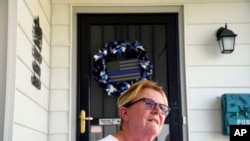 La jubilada Virginia Torres sentada en su porche en Cheyenne, Wyoming, 19 de julio de 2022. Torres dijo que planea votar por Harriet Hageman en las elecciones primarias republicanas del Congreso en Wyoming el 16 de agosto. Dijo que no apoya a la actual representante Liz Cheney porque parece que tiene una venganza personal contra el expresidente Donald Trump. (AP Photo/Thomas Peipert)