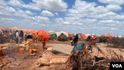 FILE - Residents and maskeshift shelters at a relief camp in Baioda, Somalia, are seen Aug. 25, 2022. (Mohamed Dhaysane/VOA)