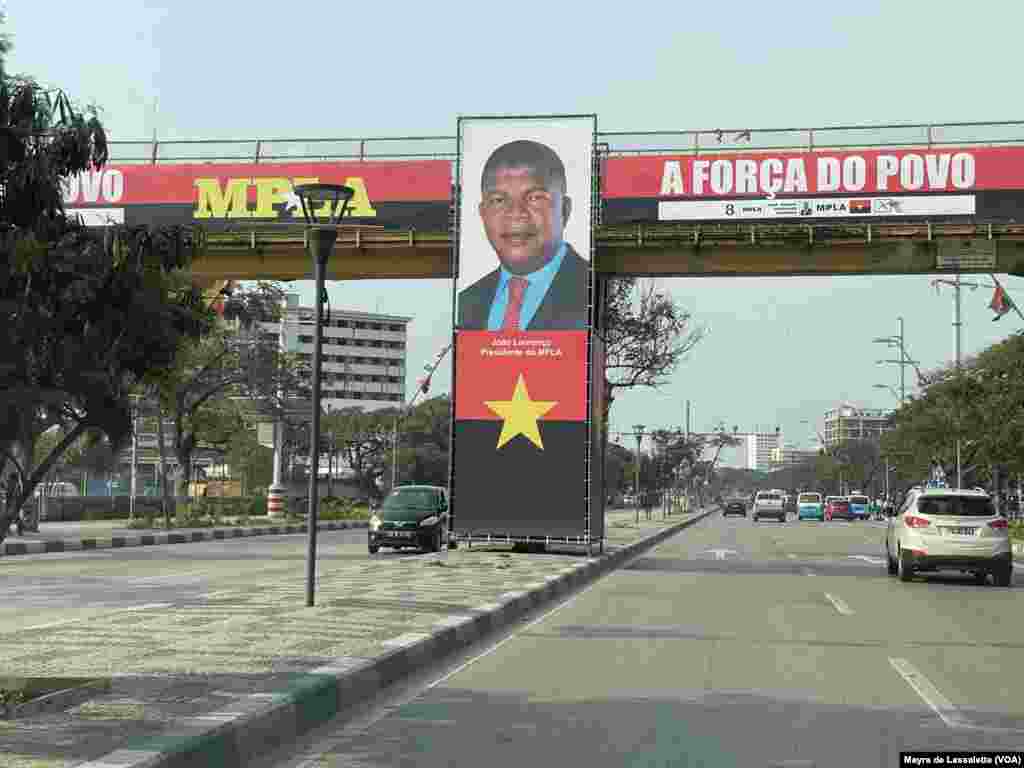 Cartaz do MPLA e do líder do partido, João Lourenço, também Presidente da República numa passadeira aérea em Luanda.