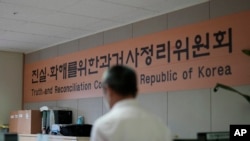 Peter Møller, pengacara dan salah satu kepala Kelompok Hak Korea Denmark, berdiri saat dia mengajukan dokumen di Komisi Kebenaran dan Rekonsiliasi di Seoul, Korea Selatan, Selasa, 23 Agustus 2022. (AP Photo/Lee Jin-man)