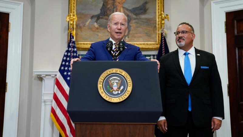 Joe Biden efface partiellement les emprunts étudiants