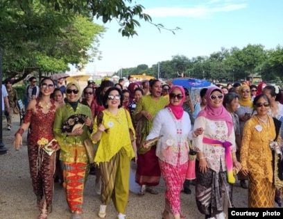 Acara "Jalan Cantik Berkebaya" masyarakat Indonesia di sekitar Monumen Washington (courtesy: Dyan Wibowo)