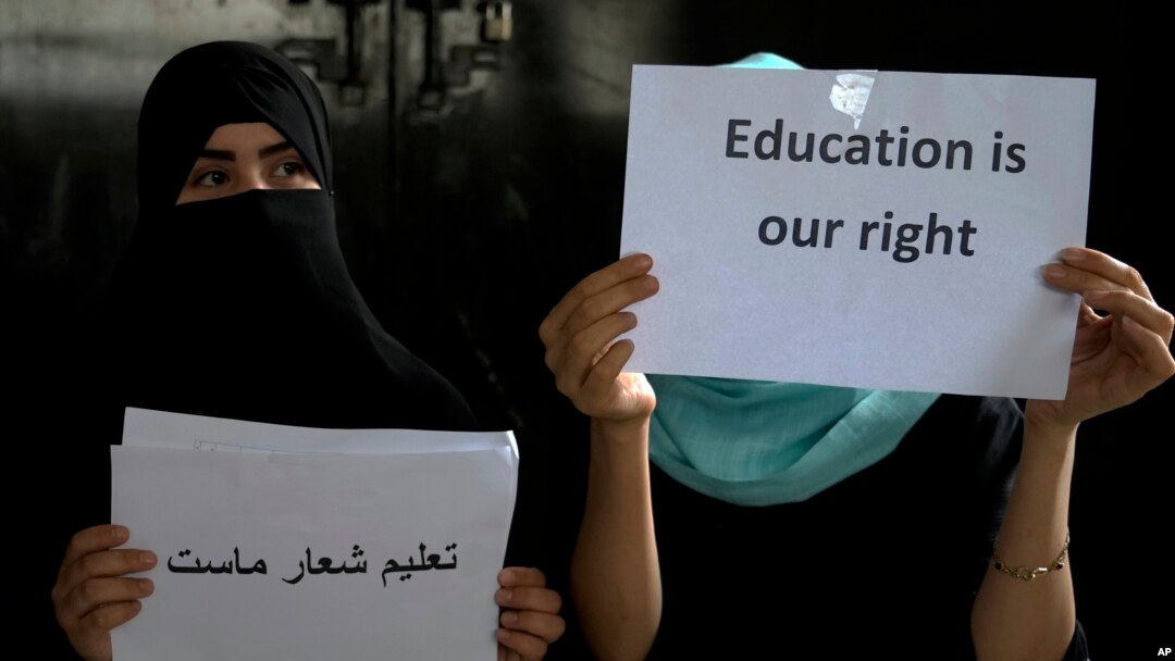 طالبان که از اگست ۲۰۲۱ به اینسو بر افغانستان حاکم اند، زنان و دختران افغان را از حق آموزش به سویۀ بالاتر از صنف ششم و کار در ادارات دولتی و غیردولتی محروم کرده است.