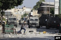 Kendaraan pasukan keamanan Israel saat penggerebekan di kota tua Nablus, di Tepi Barat, 9 Agustus 2022. (JAAFAR ASHTIYEH / AFP)