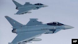 Dua jet tempur "Eurofighter Typhoon" berpartisipasi dalam Operasi Misi Polisi Udara NATO (foto: dok). 