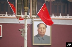 រូបឯកសារ៖ ទង់ជាតិ​សូវៀតត្រូវ​បាន​ដាក់​តាំង​បង្ហាញ​នៅ​ខាង​មុខ​រូបថត​របស់​មេដឹកនាំ​ចិន​លោក​ ម៉ៅ សេទុង នៅ​ទីលាន​ Tiananmen ក្នុង​ទីក្រុង​ប៉េកាំង ប្រទេស​ចិន ខណៈ​លោក​ Mikhail Gorbachev បាន​ទៅ​ដល់​ទីក្រុង​ប៉េកាំង​កាល​ពី​ថ្ងៃទី ១៥ ខែឧសភា ឆ្នាំ១៩៨៩។