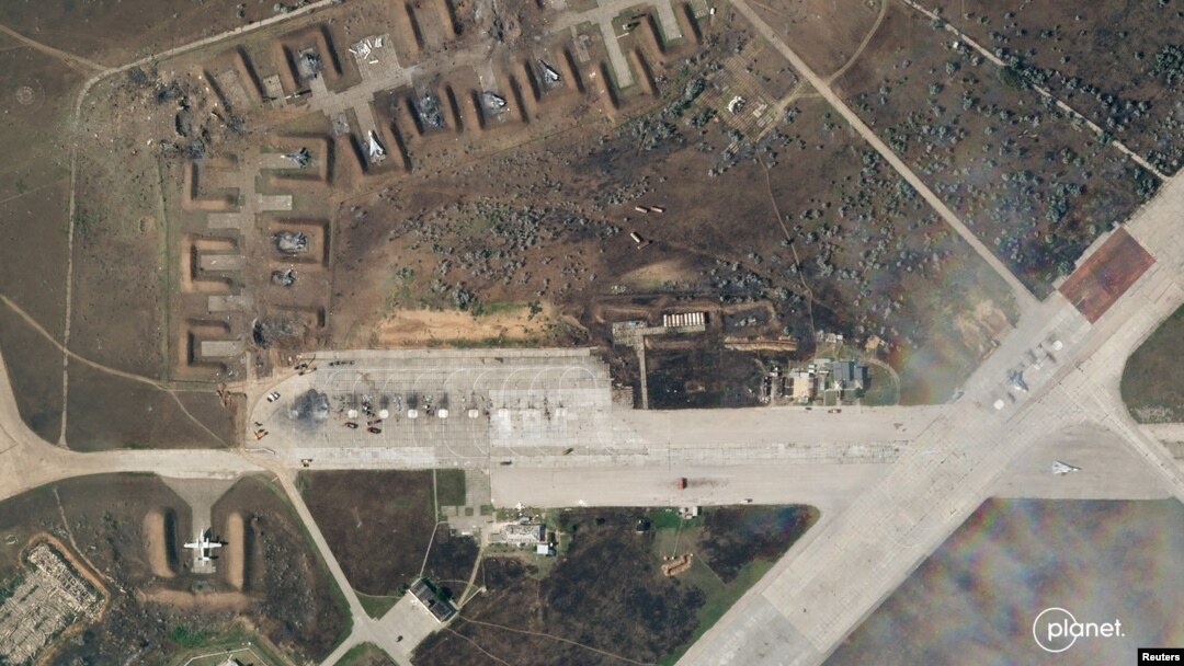 Satelitski snimak prikazuje uništenu vazdušnu bazu na Krimu, 10. avgusta 2022. (Planet Labs PBC/Handout preko Reutersa)