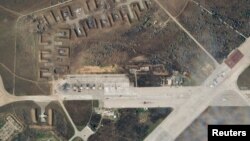 Satelitski snimak prikazuje uništenu vazdušnu bazu na Krimu, 10. avgusta 2022. (Planet Labs PBC/Handout preko Reutersa)
