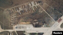 Ảnh vệ tinh cho thấy căn cứ Saki ở Crimea bị thiệt hại nặng, 10/8/2022. (Planet Labs PBC/Handout via Reuters)