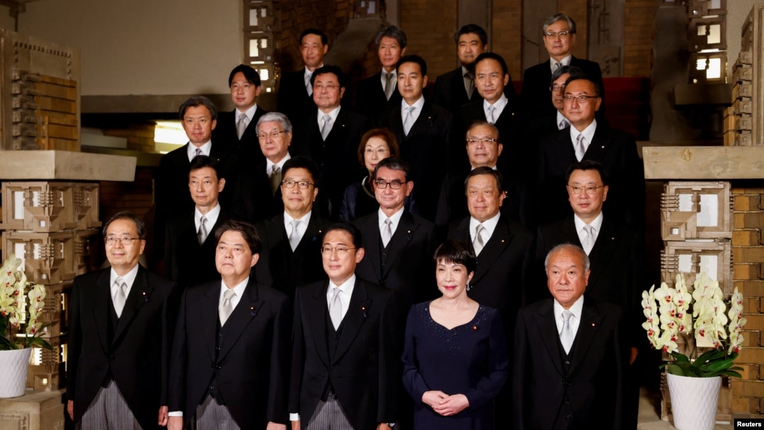 日本首相岸田文雄（左三）与他的新内阁成员合影。（2022年8月10日）