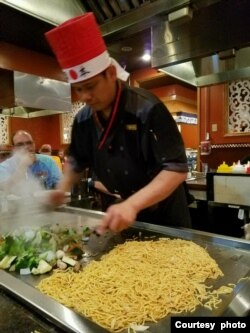 Ricky Bobby atau "Chef Dancuk" dari Restoran Fujiyama di West Virginia sedang memasak.