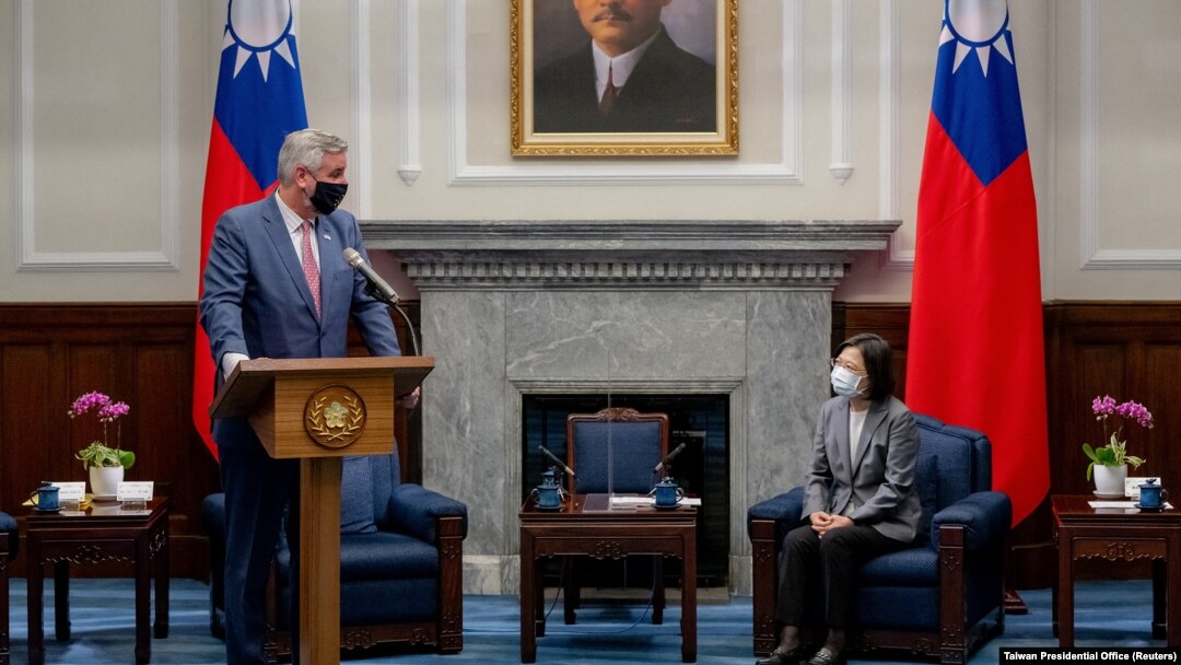Presiden Taiwan Tsai Ing-wen bertemu dengan Gubernur Indiana Eric Holcomb di kantor kepresidenan di Taipei, Taiwan dalam gambar selebaran yang dirilis 22 Agustus 2022. (Kantor Kepresidenan Taiwan/Handout via REUTERS)