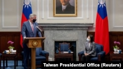 台湾总统蔡英在总统府会晤到访美国印第安纳州州长侯康安（Eric Holcomb)。（照片由台湾总统府8月22日发布）
