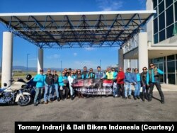 Belasan anggota Bali Indonesia Bikers berfoto sambil memegang spanduk bertuliskan "Bali Indonesia Bikers Sturgis 2022."
