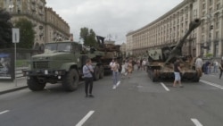 Парада од уништени руски тенкови и борбени возила во центарот на Киев