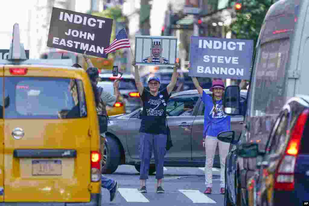 En Nueva York, los manifestantes se pararon frente al tráfico en una vía al lado de la Trump Tower.