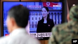 한국 서울역에 설치된 TV에서 북한 김여정 노동당 부부장 발언 관련 뉴스가 나오고 있다.