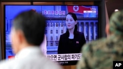 한국 서울역에 설치된 TV에서 북한 김여정 노동당 부부장 발언 관련 뉴스가 나오고 있다.