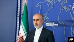 Juru bicara Kementerian Luar Negeri Iran Nasser Kanaani berbicara dalam sebuah konferensi pers di Teheran, Iran, pada 11 Agustus 2022. (Foto: Iranian Foreign Ministry via AP)