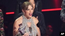 Taylor Swift aksepte pri pou Videyo Ane a pou "All Too Well" nan seremoni remiz pri videyo mizikal MTV a, VMA Dimanch, 28 Out 2022 nan Newark, New Jerze. 