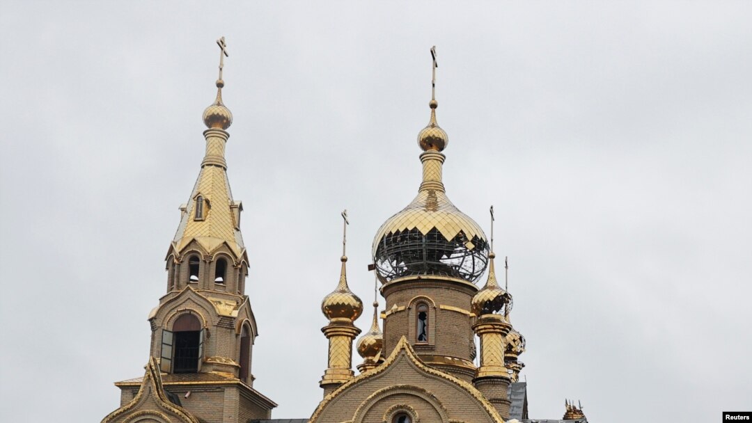 Kondisi sebuah gereja ortodoks Marinka, Donestsk, Ukraina, dalam fotio yang diambil pada 14 April 2022. Gereja tersebut rusak akibat diserang oleh pasukan Rusia. (Foto: Reuters/Serhii Nuzhnenko)
