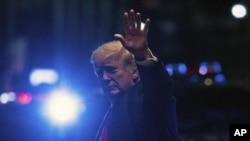 El expresidente Donald Trump ha amplificado al menos 50 cuentas separadas que promueven el movimiento de teorías conspirativas QAnon desde que se unió y usó activamente su plataforma en línea Truth Social. (Foto Archivo / AP)