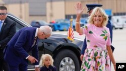 Presidenti Joe Biden shikon nga nipi i tij Beau Biden, ndërsa Zonja e Parë Jill Biden përshëndet duke ecur drejt avionit Air Force One, në Bazën Ajrore Andrews (10 gusht 2022)