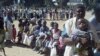 ARHIVA - Žene drže decu u redu za imunizaciju protiv malih boginja, morbila, u Mbvuku, Zimbabve, u predgrađu glavnog grada Hararea