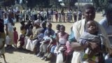 زمبابوے میں خسرہ کی وبا پھوٹنے کے بعد دارالحکومت ہرارے کے مضافاتی علاقے میبووکو میں خواتین بچوں کو خسرہ سے بچاو کی ویکسین لگوانے کے لیے جمع ہیں (اے ایف پی)