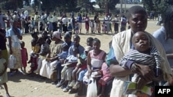 Arhiv - Žene drže djecu u redu za imunizaciju protiv malih boginja, morbila, u Mbvuku, Zimbabve, u predgrađu glavnog grada Hararea.