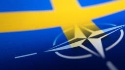 İsveç bayrağı ve NATO amblemi 