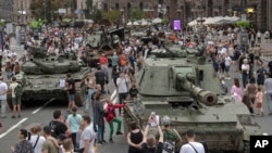 Выставка разбитой военной техники армии РФ в центре Киева. Август 2022 года.
