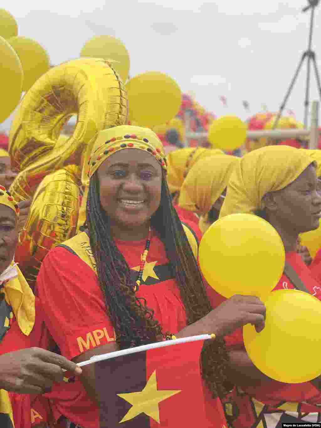 Apoiante do MPLA, membro da Organização da Mulher Angolana (OMA) no comício de encerramento de campanha do partido, na localidade do Camama, Luanda. Angola 20, 2022