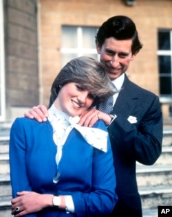 ARCHIVO – El príncipe Carlos de Gran Bretaña y Lady Diana Spencer posan para un retrato tras el anuncio de su compromiso el 24 de febrero de 1981. La muerte de Diana sorprendió al mundo, y cambió a la familia real. La mujer que pasó de ser una tímida adolescente y maestra de jardín de infantes a una glamurosa celebridad que reconfortaba a pacientes con sida y hacía campaña para remover minas terrestres había muerto a los 36 años. (Foto AP/archivo)