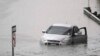 Sebuah mobil terjebak di tengah banjir yang menutupi jalan bebas hambatan di Dallas, Texas, pada 22 Agustus 2022. (Foto: AP/LM Otero)