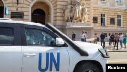 Le Secrétaire général des Nations Unies, Antonio Guterres, est assis à l'intérieur d'une voiture après une visite à l'Université nationale Ivan Franko de Lviv, en Ukraine, le 18 août 2022. (Reuters/ Gleb Garanich)