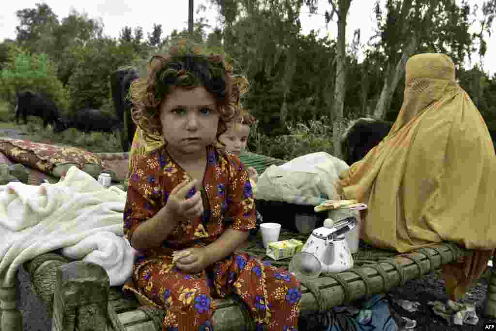 سیلاب سے متاثرہ افراد میں بڑی تعداد خواتین اور بچوں کی ہے جو کھلے آسمان تلے رہنے پر مجبور ہیں۔