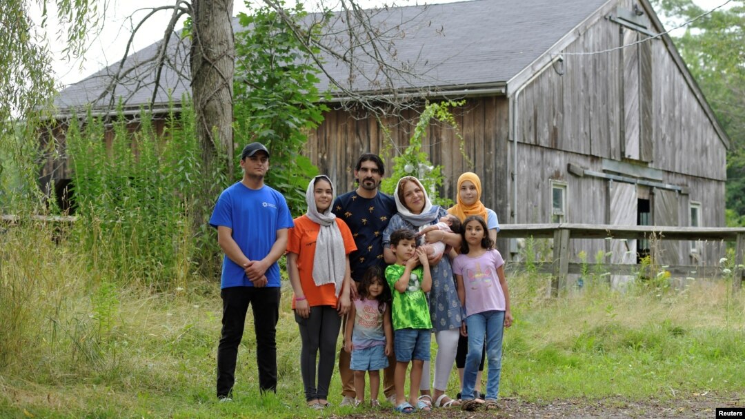 La familia Walizada, que escapó de Afganistán y se estableció en Estados Unidos con la ayuda del programa Sponsor Circle, posa para un retrato en Epping, New Hampshire, EEUU, el 28 de julio de 2022.