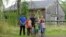 La familia Walizada, que escapó de Afganistán y se estableció en Estados Unidos con la ayuda del programa Sponsor Circle, posa para un retrato en Epping, New Hampshire, EEUU, el 28 de julio de 2022.