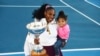 Serena Williams tient sa fille Alexis Olympia Ohanian Jr. et le trophée ASB après avoir remporté l'ASB Classic à Auckland, en Nouvelle-Zélande, le dimanche 12 janvier 2020.