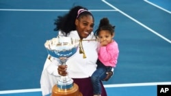 Serena Williams tient sa fille Alexis Olympia Ohanian Jr. et le trophée ASB après avoir remporté l'ASB Classic à Auckland, en Nouvelle-Zélande, le dimanche 12 janvier 2020.